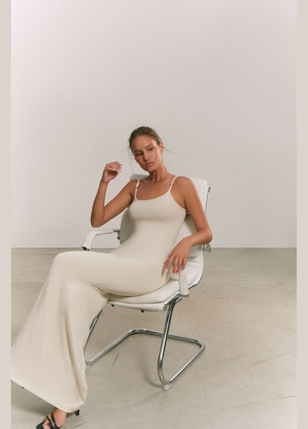 Светло-бежевое платье приталенное макси l base серый 621 Papaya