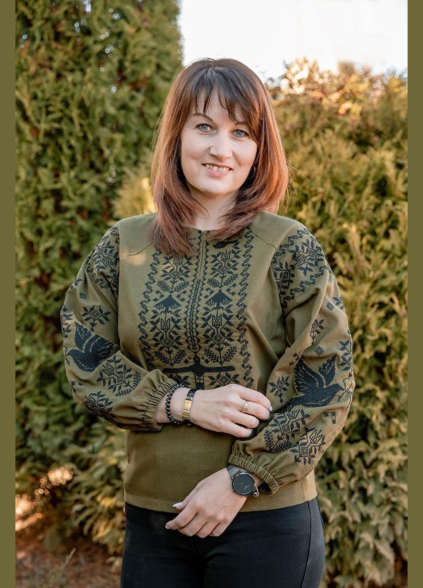 Хакі сорочка з вишивкою птаха та квітів хакі кольору для жінок з довгим рукавом лляна батальна, s льон (301034992)