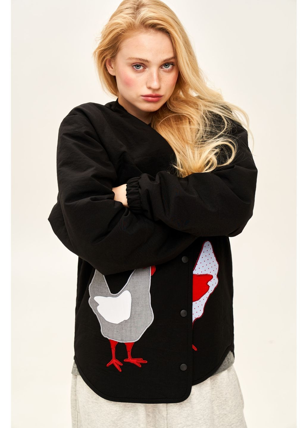 Черная демисезонная жакет с аппликацией "курочки" SYNONYMS