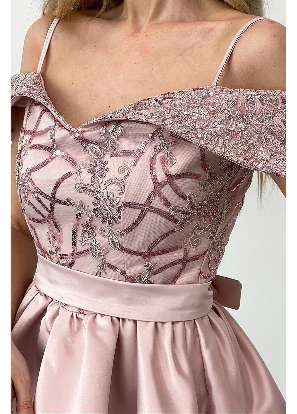 Рожева святковий, коктейльна, вечірня коктейльна сукня атлас паєтка відкриті плечі 25023 рожева Tanita-Romario