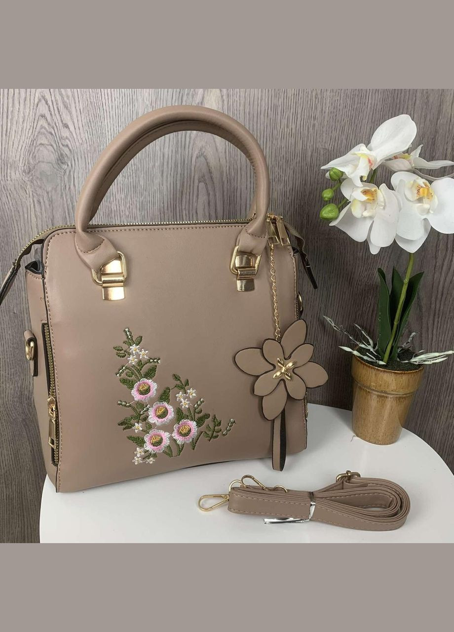 Жіноча сумка з вишивкою та брелоком екокожу квітковий принт бежевий (sku_1236) No Brand (330576850)