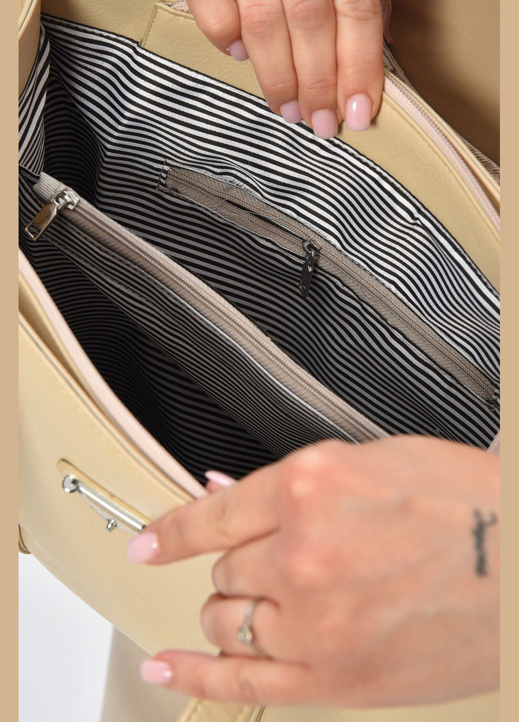 Сумка женская из экокожи бежевого цвета Let's Shop (331109607)