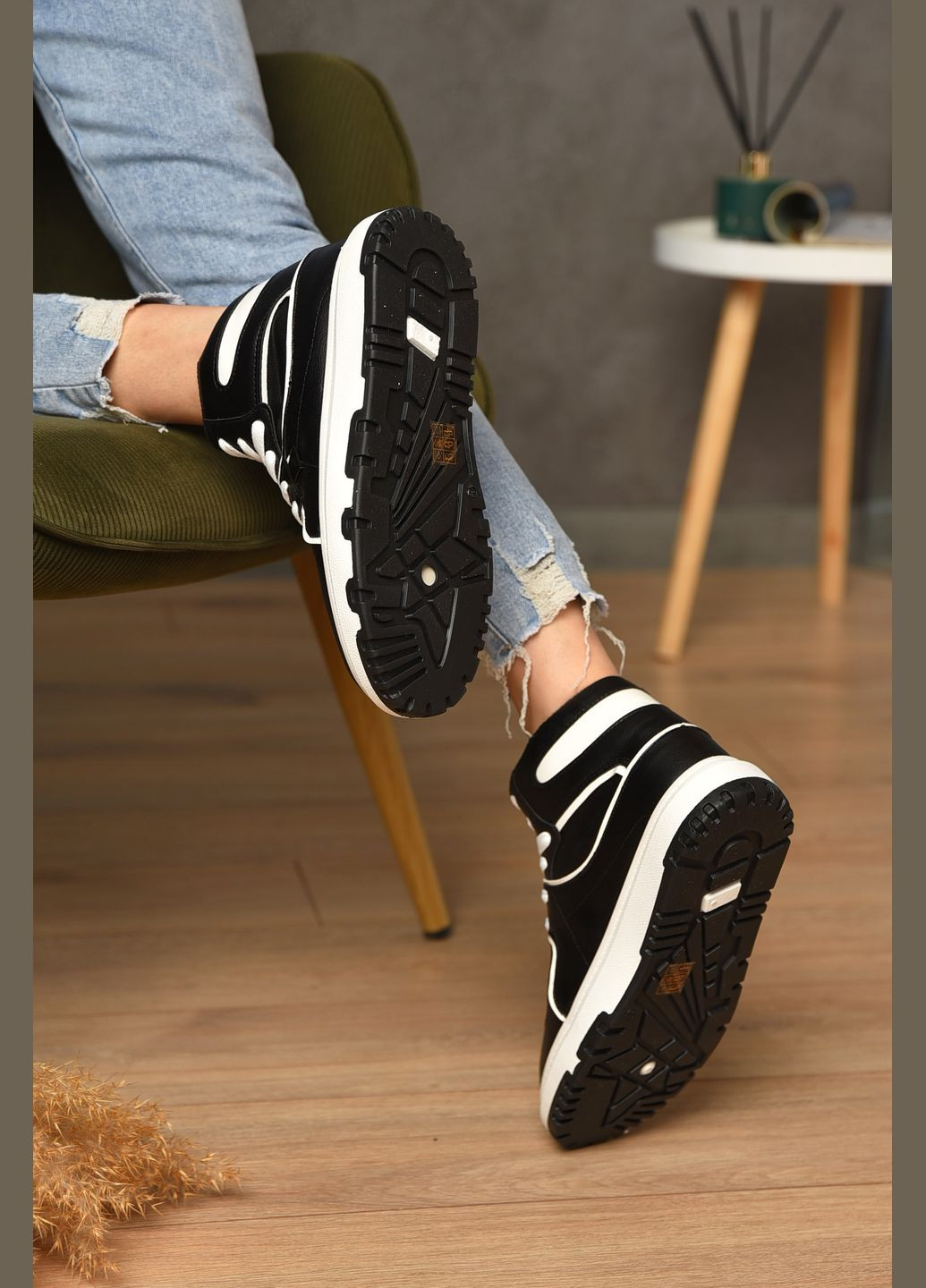 Кроссовки женские черно-белого цвета на шнуровке Let's Shop чёрно-белые демисезоны (345569420)