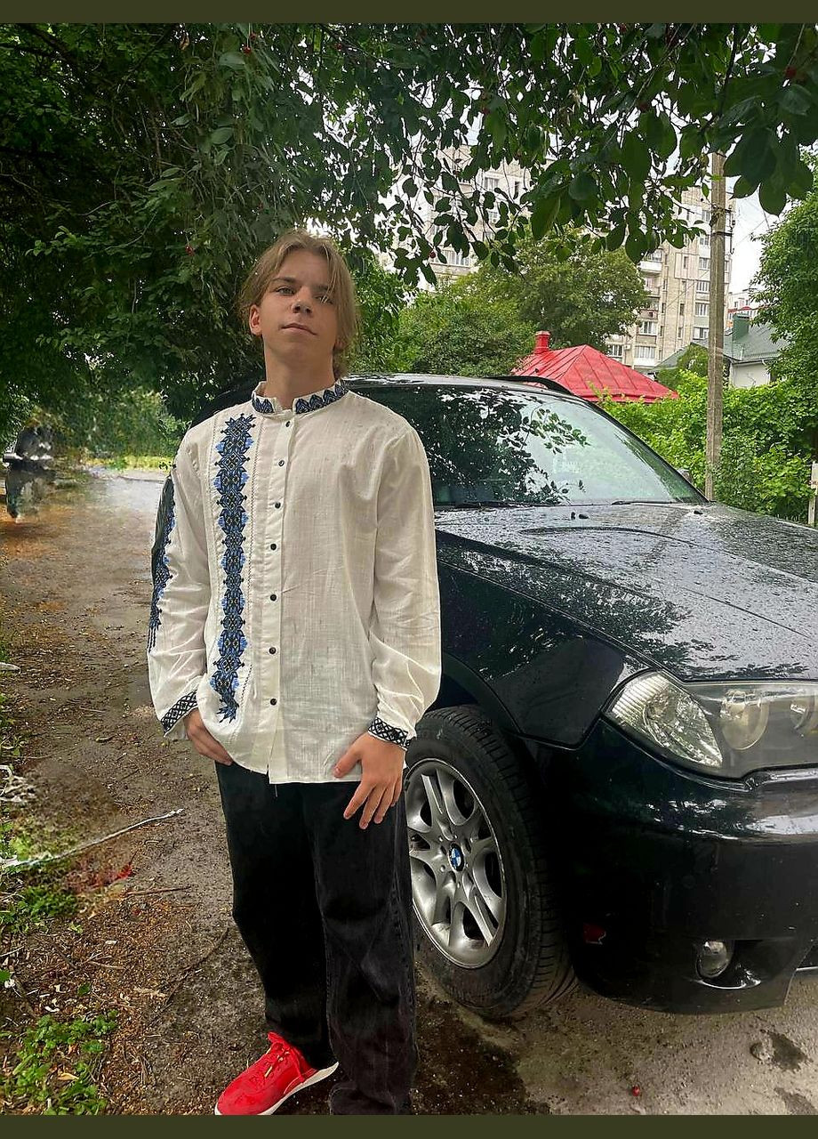 Біла чоловіча бавовняна сорочка вишиванка з яскравою вишивкою збоку та рукавах You Best (341491761)