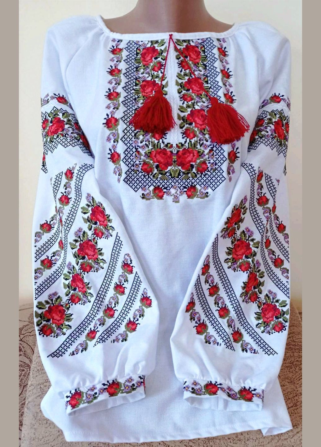 Яскраво-червона вишиванка жіноча "трояндовий розмай" на білому натуральному домотканому полотні Прикарпатські Вишиванки візерунок квітковий пряма бавовна (328265372)