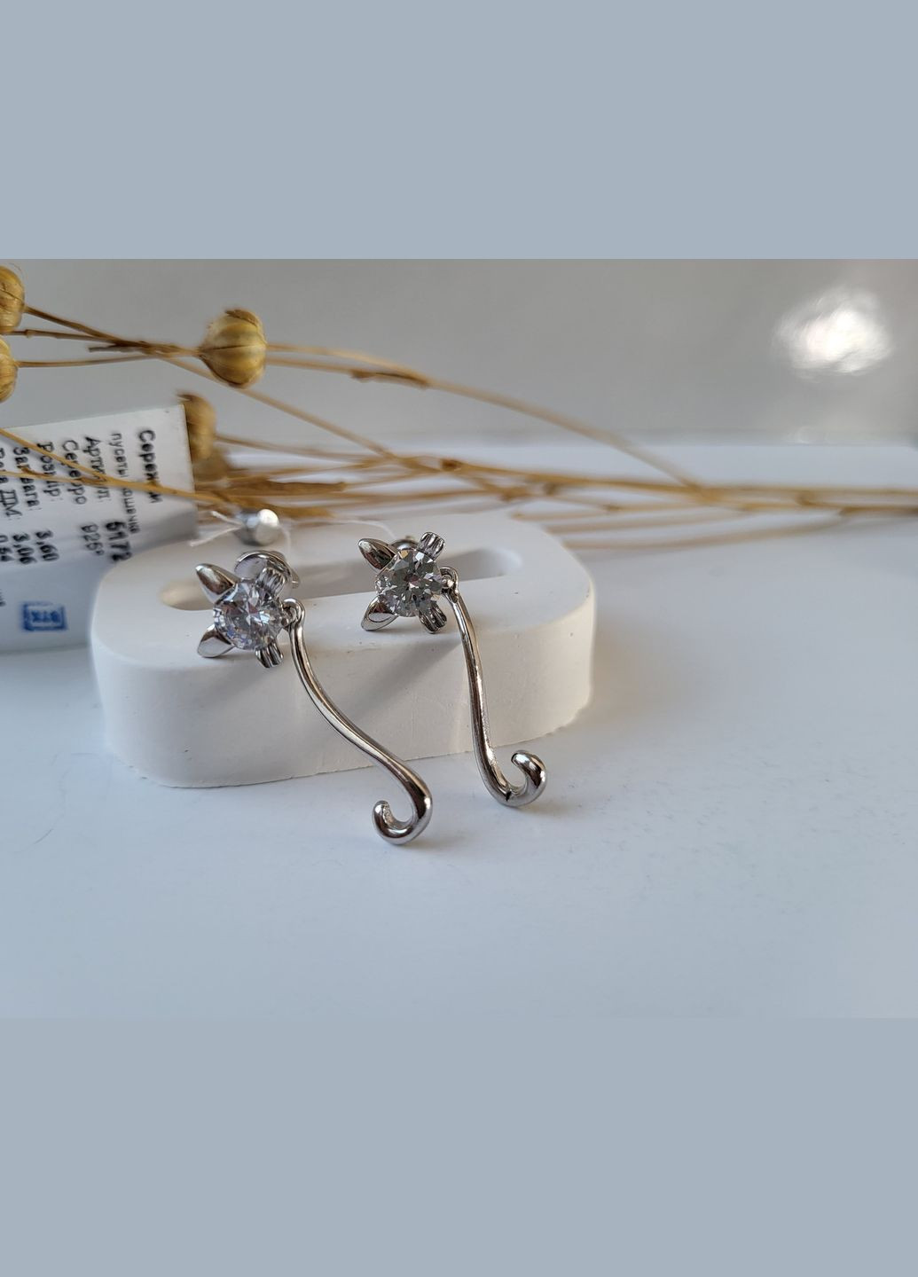 Серебряные серьги гвоздики Кошечка с белыми камнями на закрутках серебро 925 пробы Родированное 51727р вес 3.6 No Brand (306741470)