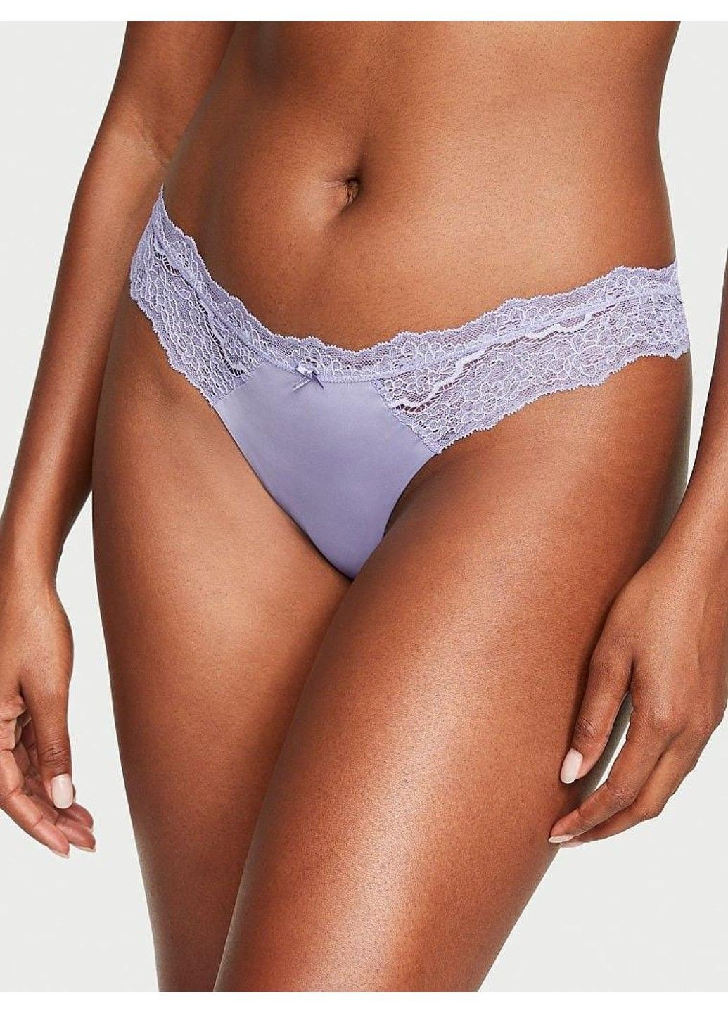 Трусики-стрінги жіночі люксові з мереживом Lace-Trim Thong Panty бузкові Victoria's Secret (316551384)