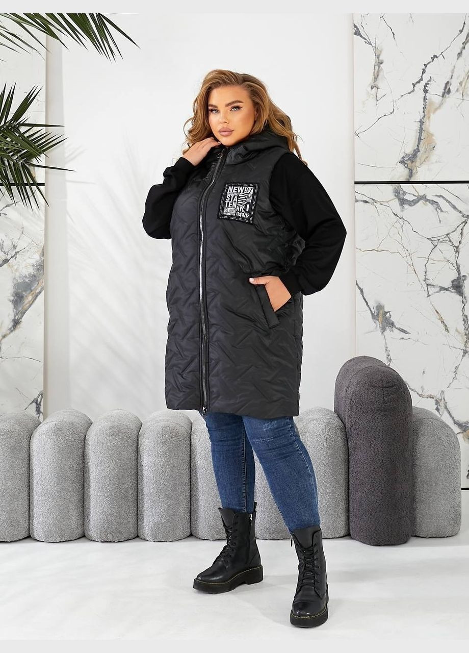 Жіноча подовжена жилетка батал чорна, пряма, з капюшоном і кишенями на блискавці Viki Жилет (316111599)