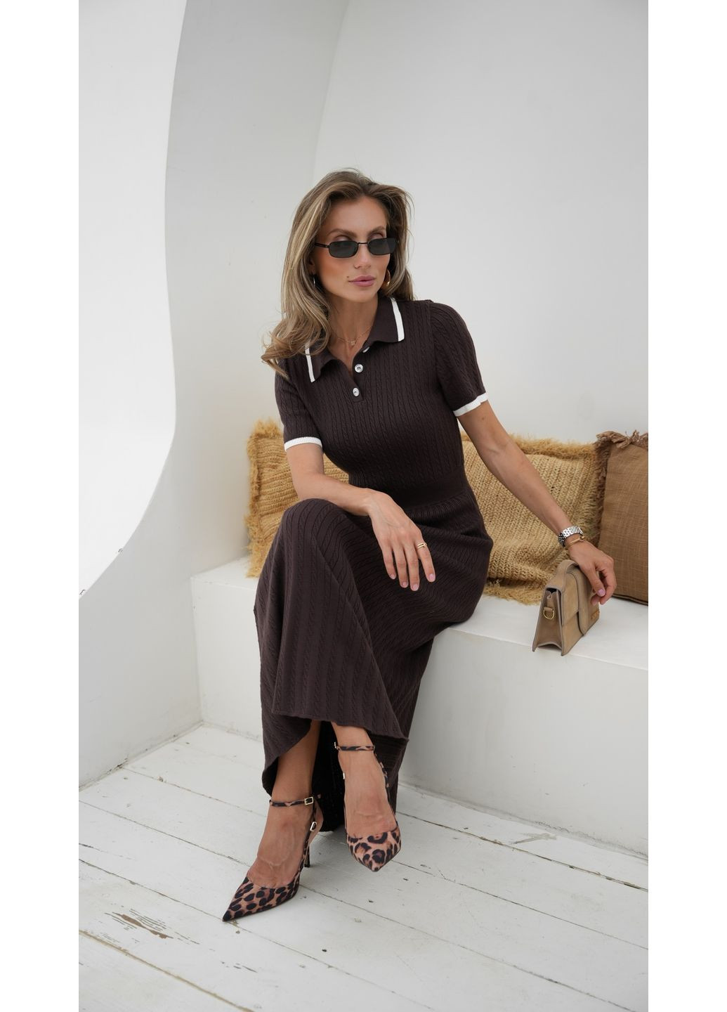 Коричнева кежуал сукня в'язана Larionoff однотонна