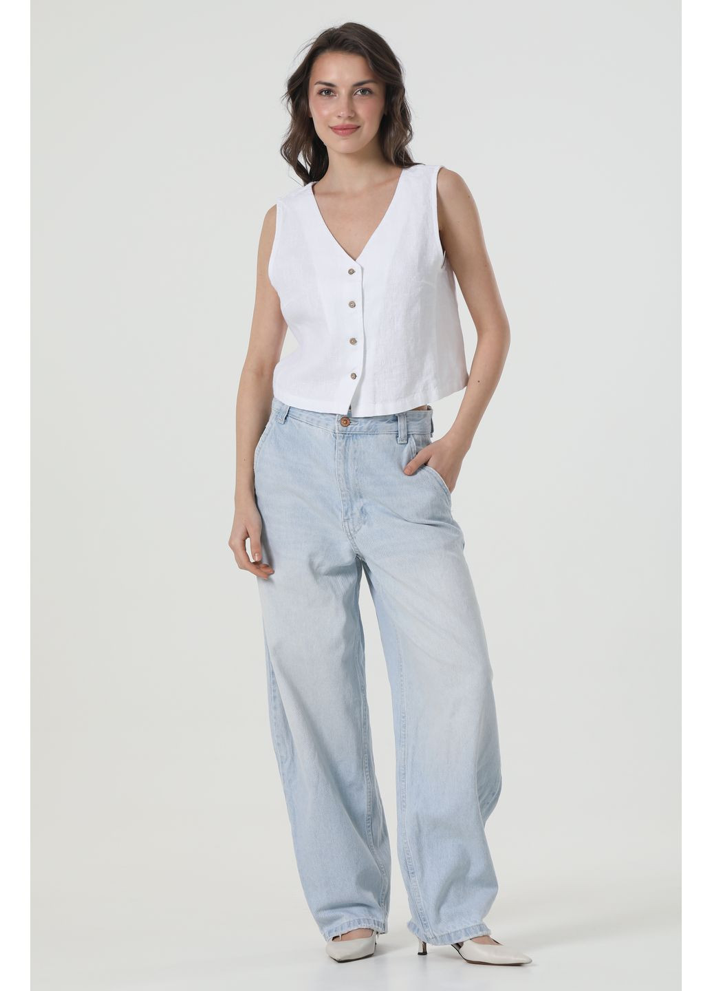 Мінімалістична жіноча лляна жилетка на ґудзиках з трикутним вирізом без підкладки Грація., р., код 90003/42/101 ГАЛЕРЕЯ ЛЬОНУ (369667885)