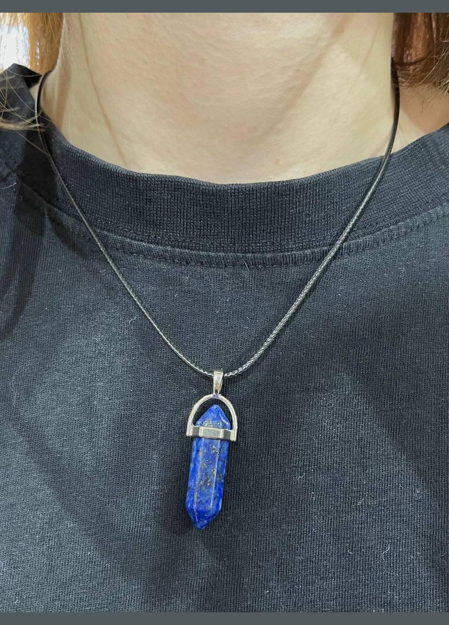 Кулон із натуральним каменем у вигляді кристала-шестигранника на шнурку в подарунковій коробочці Лазурит (326807758)