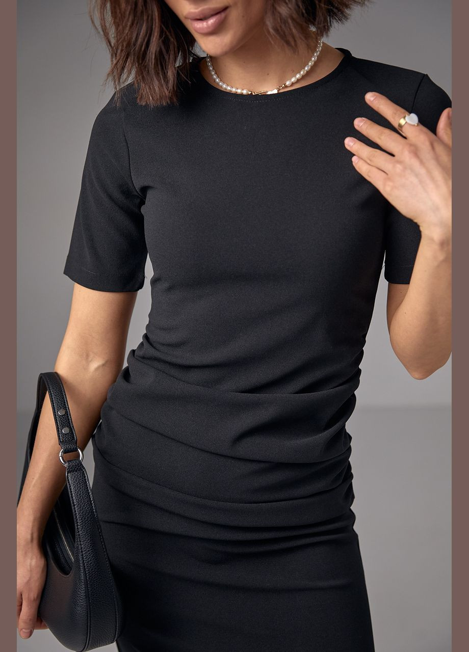 Чорна силуетна сукня міді з драпіруванням Lurex