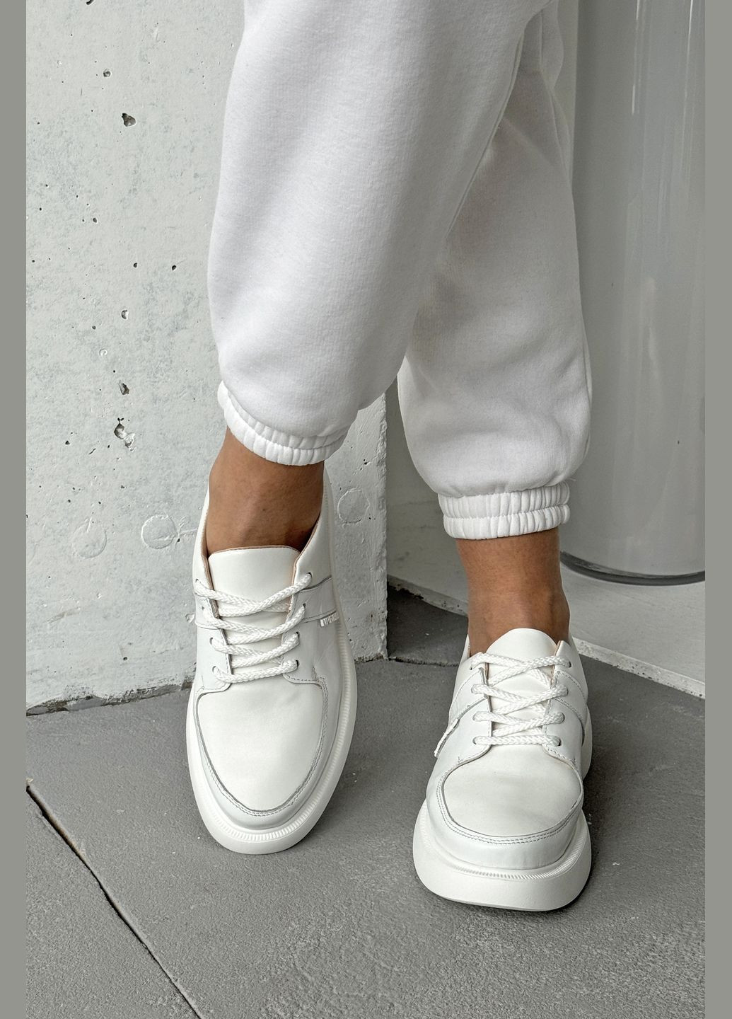 Білі осінні сучасні стильні комфортні шкіряні кросівки InFashion Кросівки