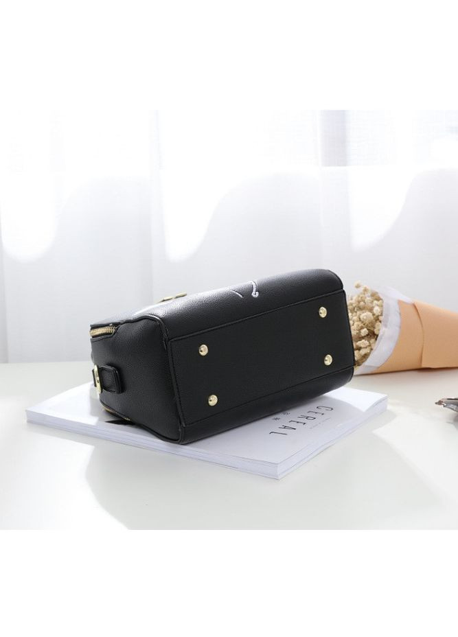 Жіноча сумка з вишивкою чорна з екошкіри квітковий принт ProDobro (363221610)