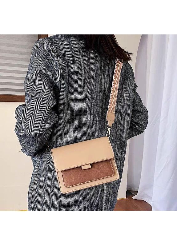 Сумка крос-боді середнього розміру з еко шкіри чорного кольору з регульованим ремінцем у вишивку No Brand (362588195)