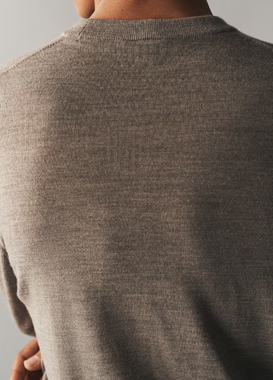 Серый демисезонный свитер H&M