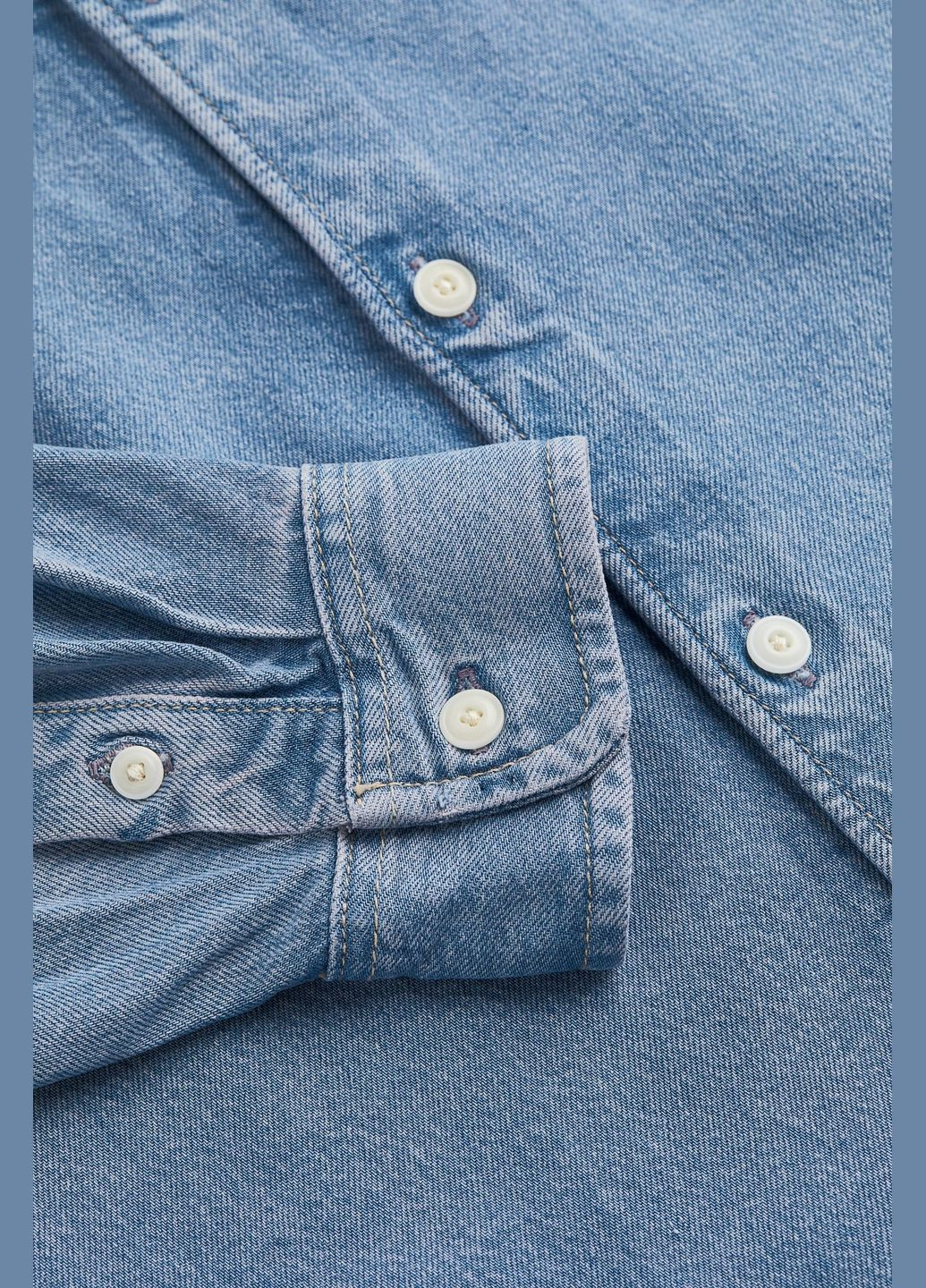 Светло-синяя джинсовая рубашка H&M