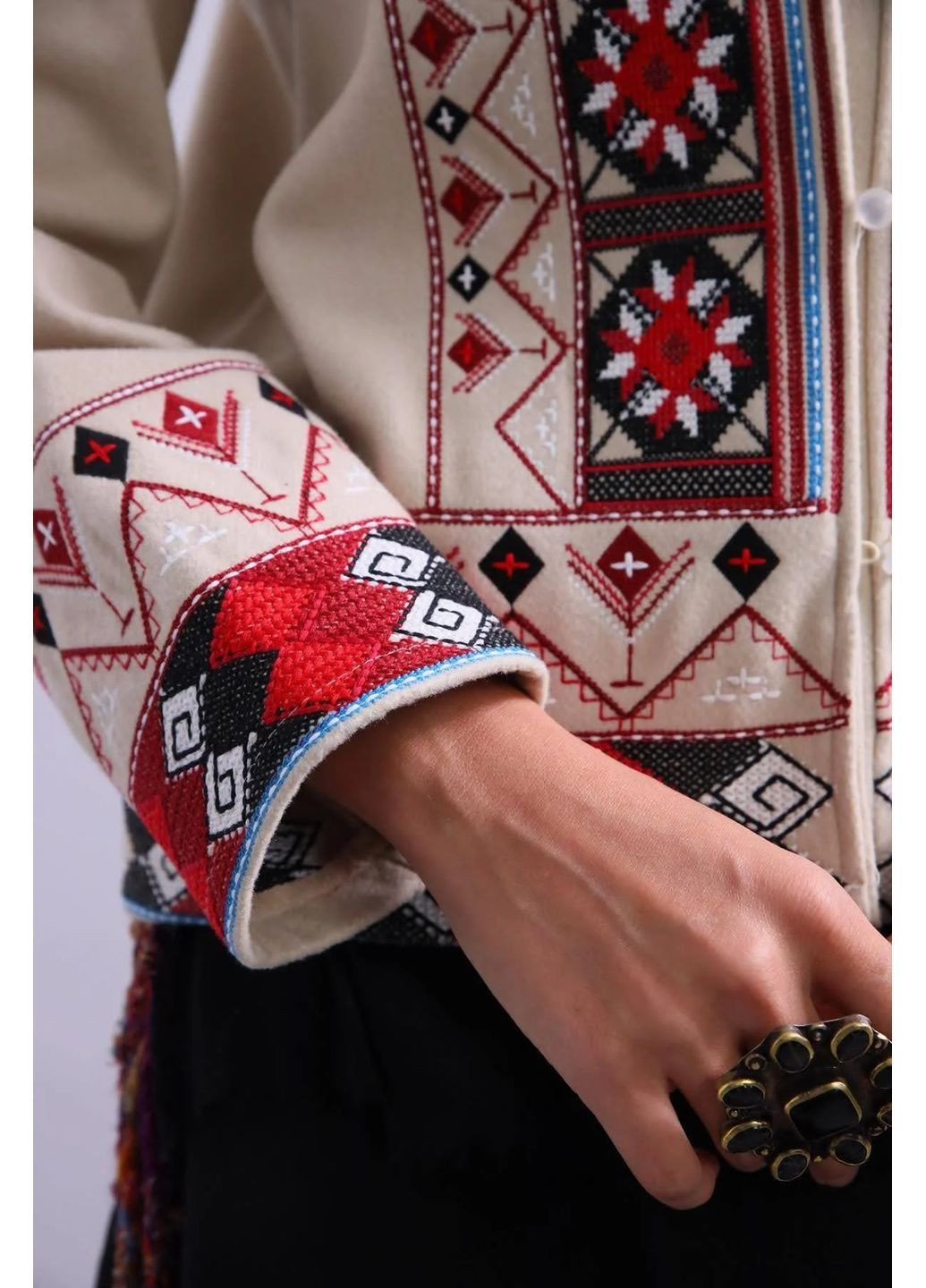 Бежевый женский пиджак с вышивкой на пуговицах ESQ - всесезон