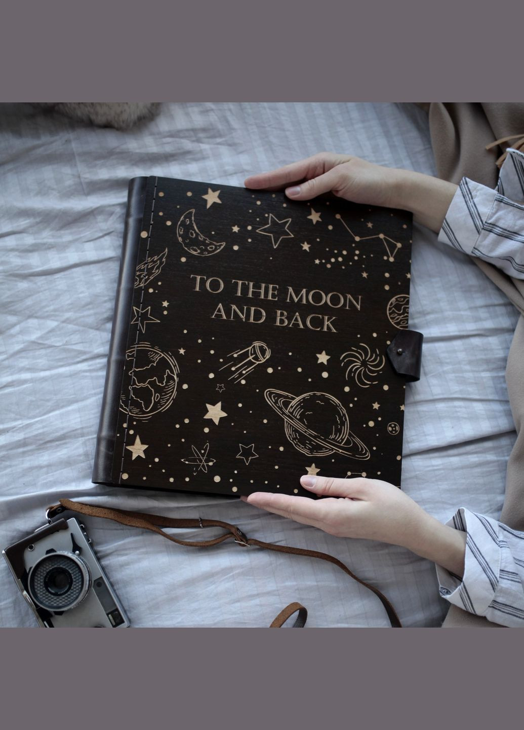 Фотоальбом із Дерева "TO THE MOON AND BACK" 50 сторінок - 250 фотографій, альбом 34х32.5 см FILWOOD No Brand (340112033)