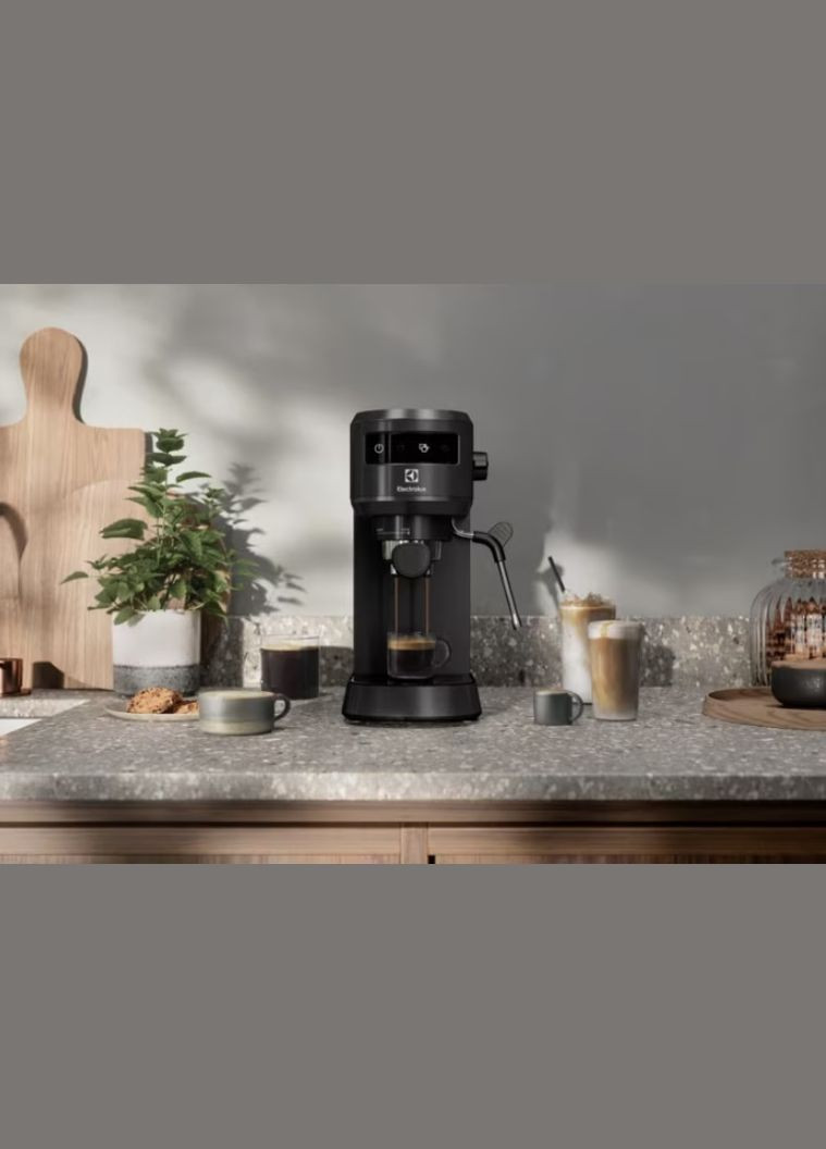 Кофеварка рожковая, 1л, молотая, ручной капуч, LEDдисплей, подогрев чашек, черный Electrolux (314778665)