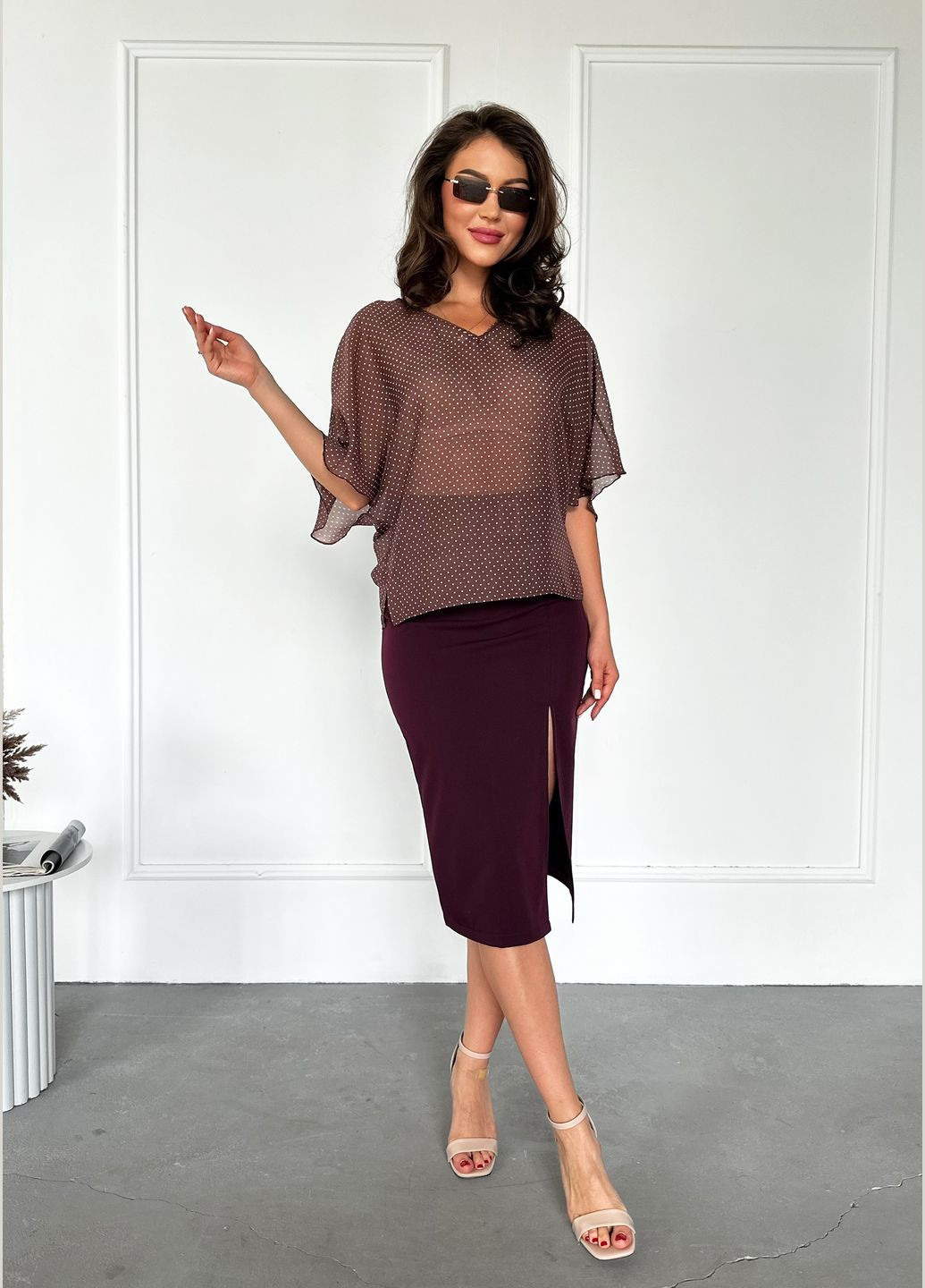 Темно-бежевая стильная блуза в горошек для летних образов INNOE Блузка