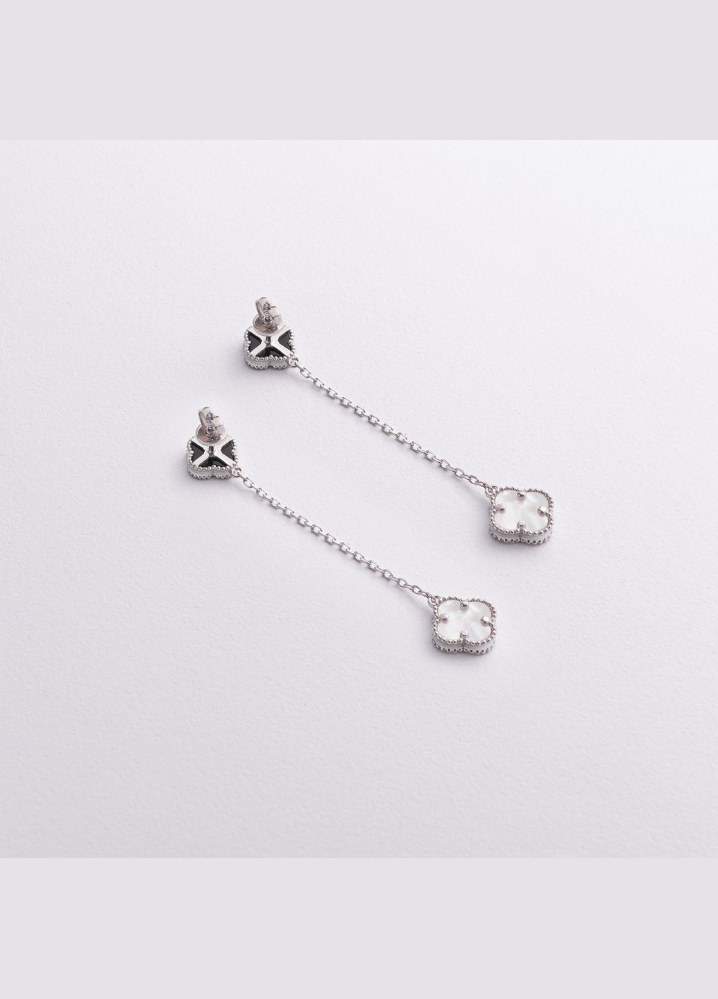 Серебряные серьги Клевер на цепочке (оникс, перламутр) 123513 Oniks (347193633)