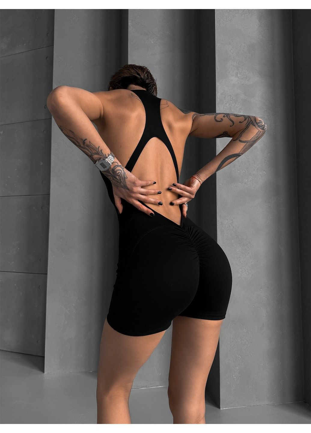 Женский спортивный комбинезон для фитнеса на молнии шортиками с открытой спинкой, Shadow Fit FITCRUSH чёрный