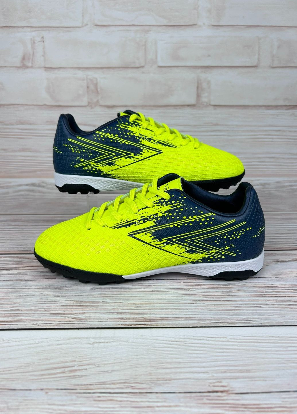 Дитячі сороконіжки салатові низькі для дітей спортивні зі штучної шкіри для футболу No Brand (361970602)