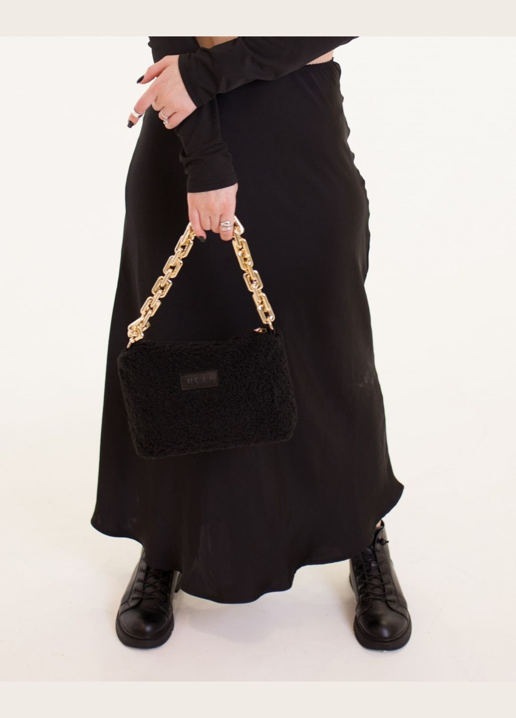 Жіноча хутряна сумочка клатч через плече з золотистим лянцюгом mini чорна JUGO rami mini1 (288577273)