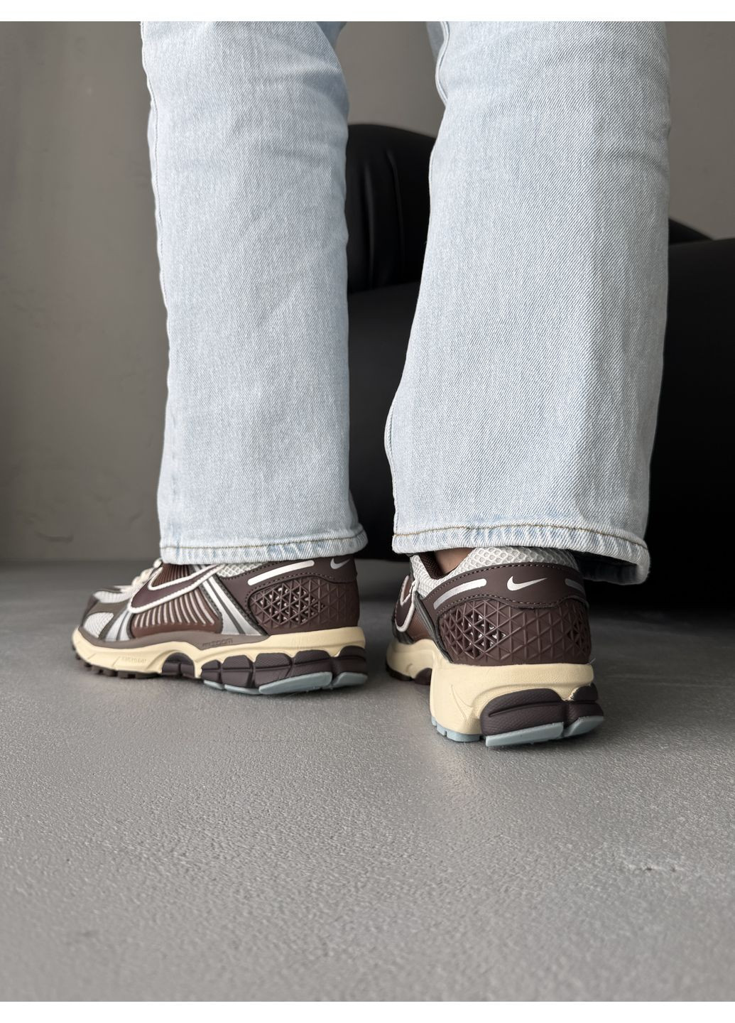 Коричневые демисезонные кроссовки мужские и женские Nike Zoom Vomero 5 Brown White | Найк Зум Вомеро 24