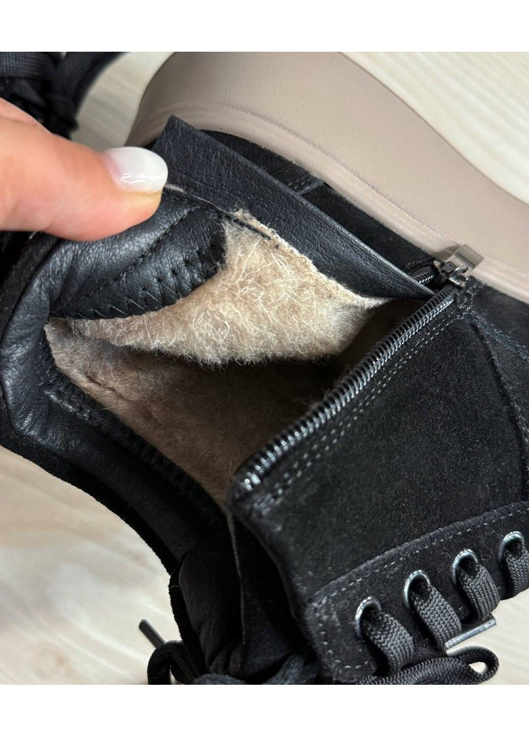 Зимние ботинки женские 280-3 зимние на меху на бежевой подошве замшевые черные Hengji из натуральной замши