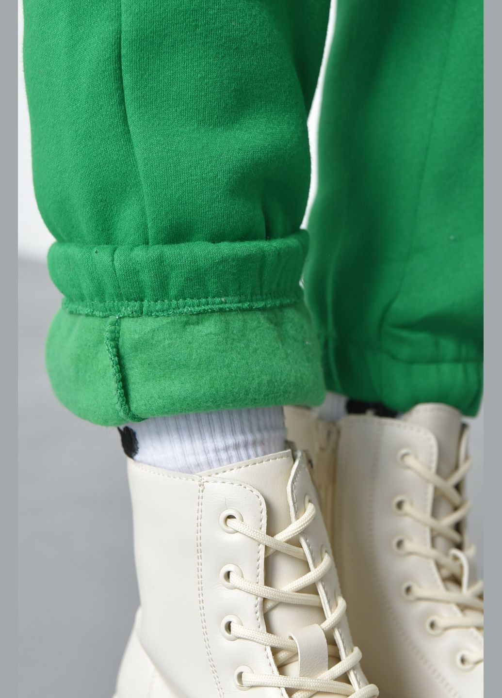 Спортивные штаны женские на флисе зеленого цвета Let's Shop (285739888)