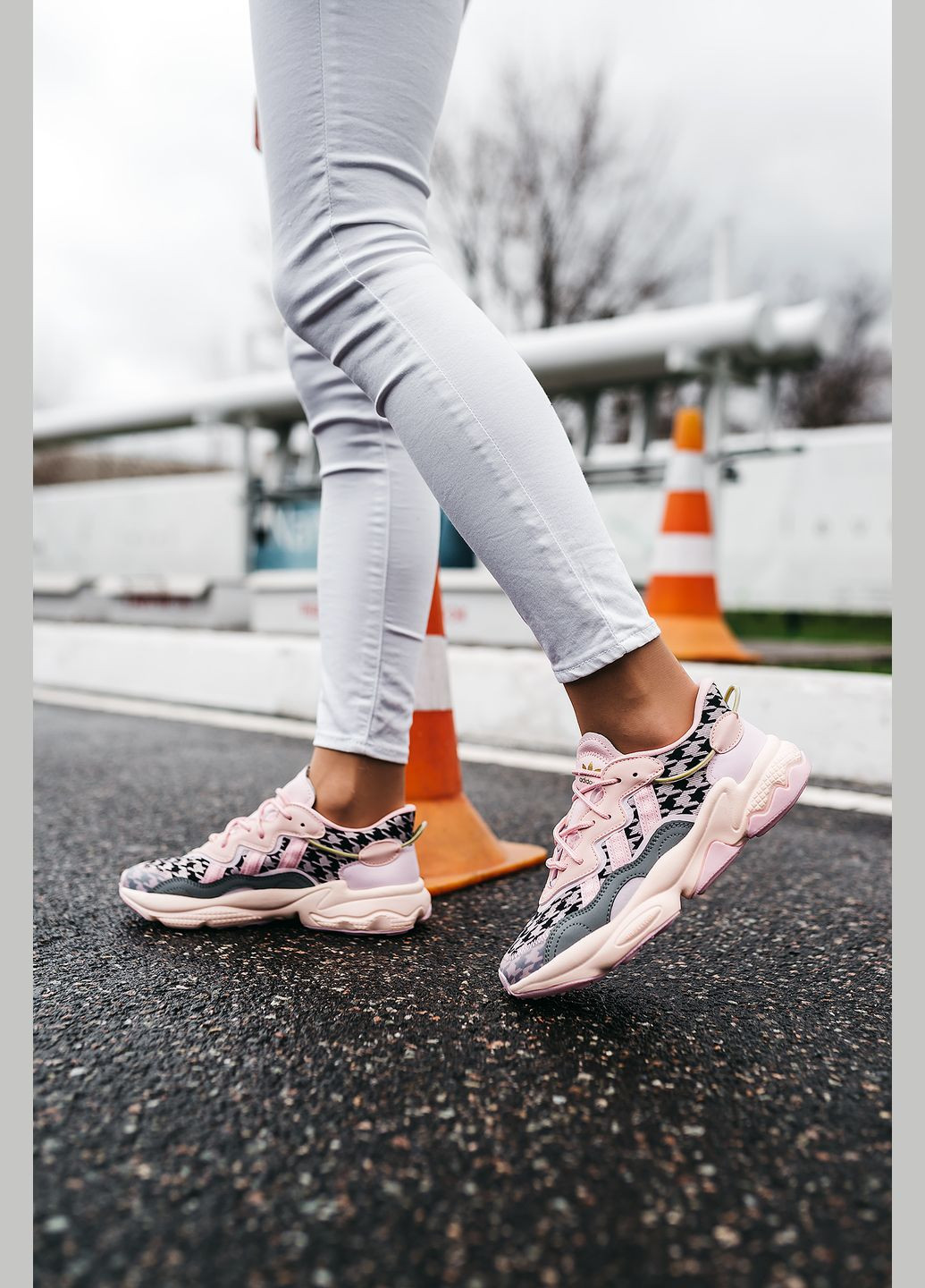 Комбіновані осінні кросівки жіночі adidas Ozweego Pink