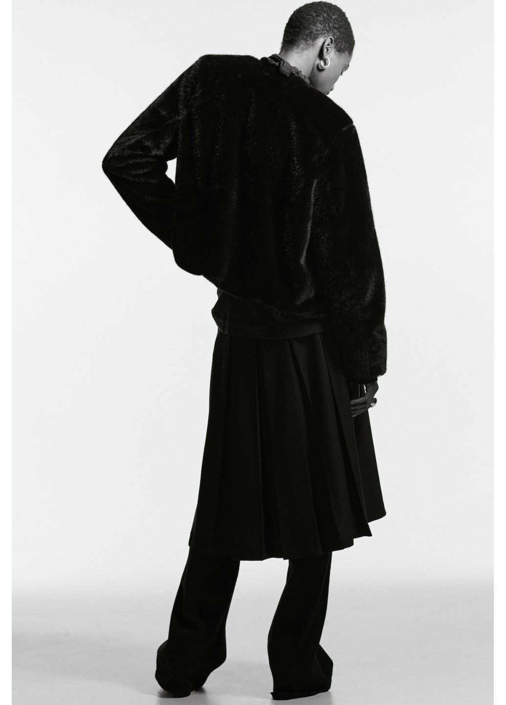 Черная демисезонная женская укороченная куртка из эко-меха н&м (58554) xs черная H&M