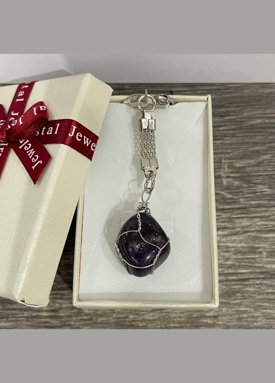 Крупний кулон з натуральним каменем Аметист природної форми в обплетенні на брелоку в подарунковій коробочці Овен (331291785)