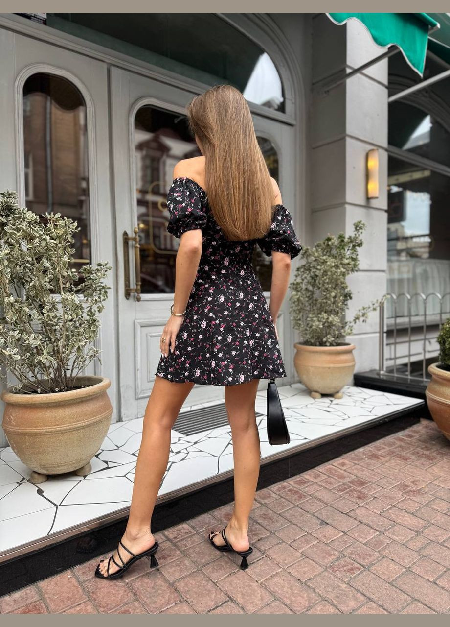 Черное кэжуал мини платье в цветочный принт с коротким рукавом Adelante с цветочным принтом