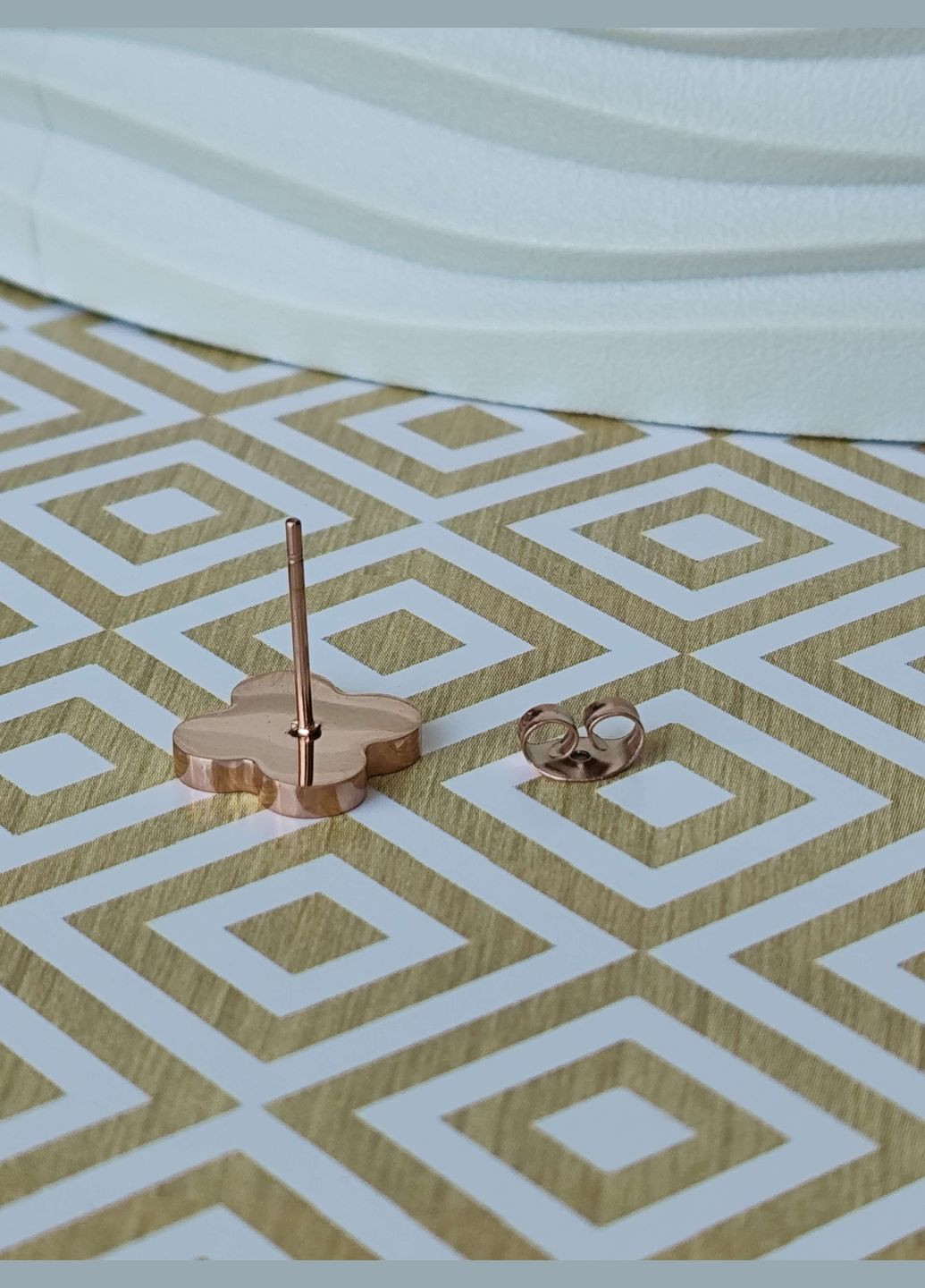 Трендові сережки Конюшина клевер чорна емаль під золото медсталь цвяшки кульчики Stainless Steel (336517411)