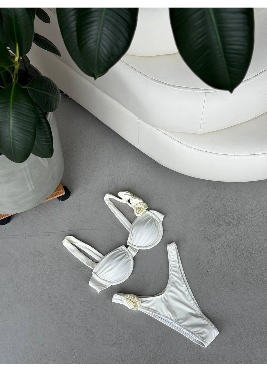 Білий літній жіночий купальник бікіні з квітковим декором та бюстьє-топом / жіночий роздільний купальник білий з обʼємними трояндами No Brand