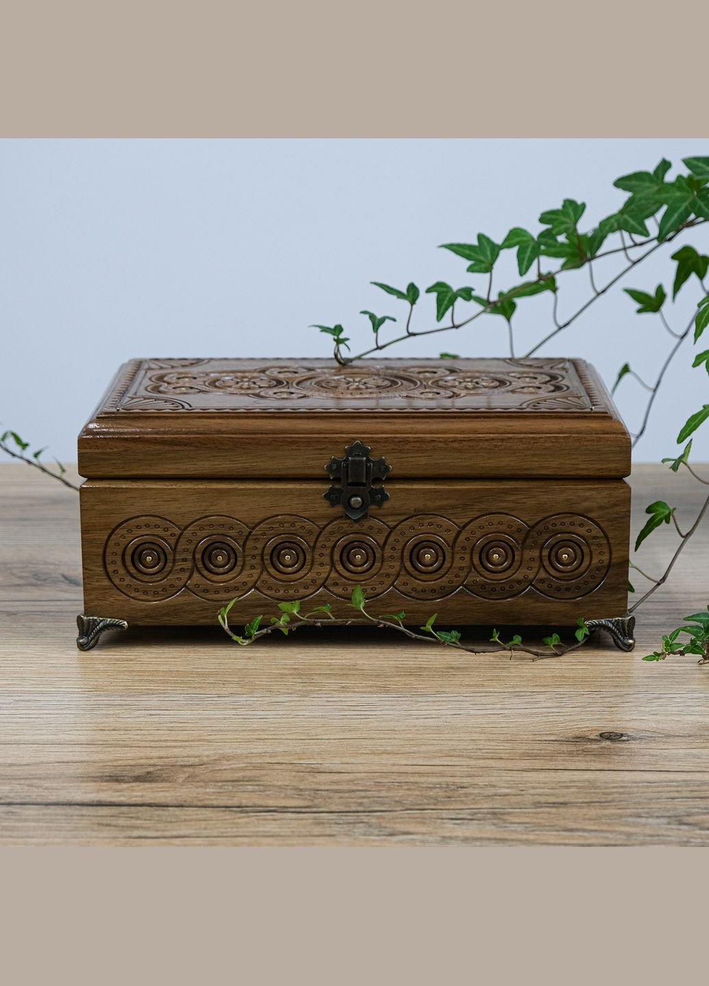 Шкатулка Дерев'яна різблена на металевих ніжках горіх 26*16 см (СДС 070) Гранд Презент (341302627)