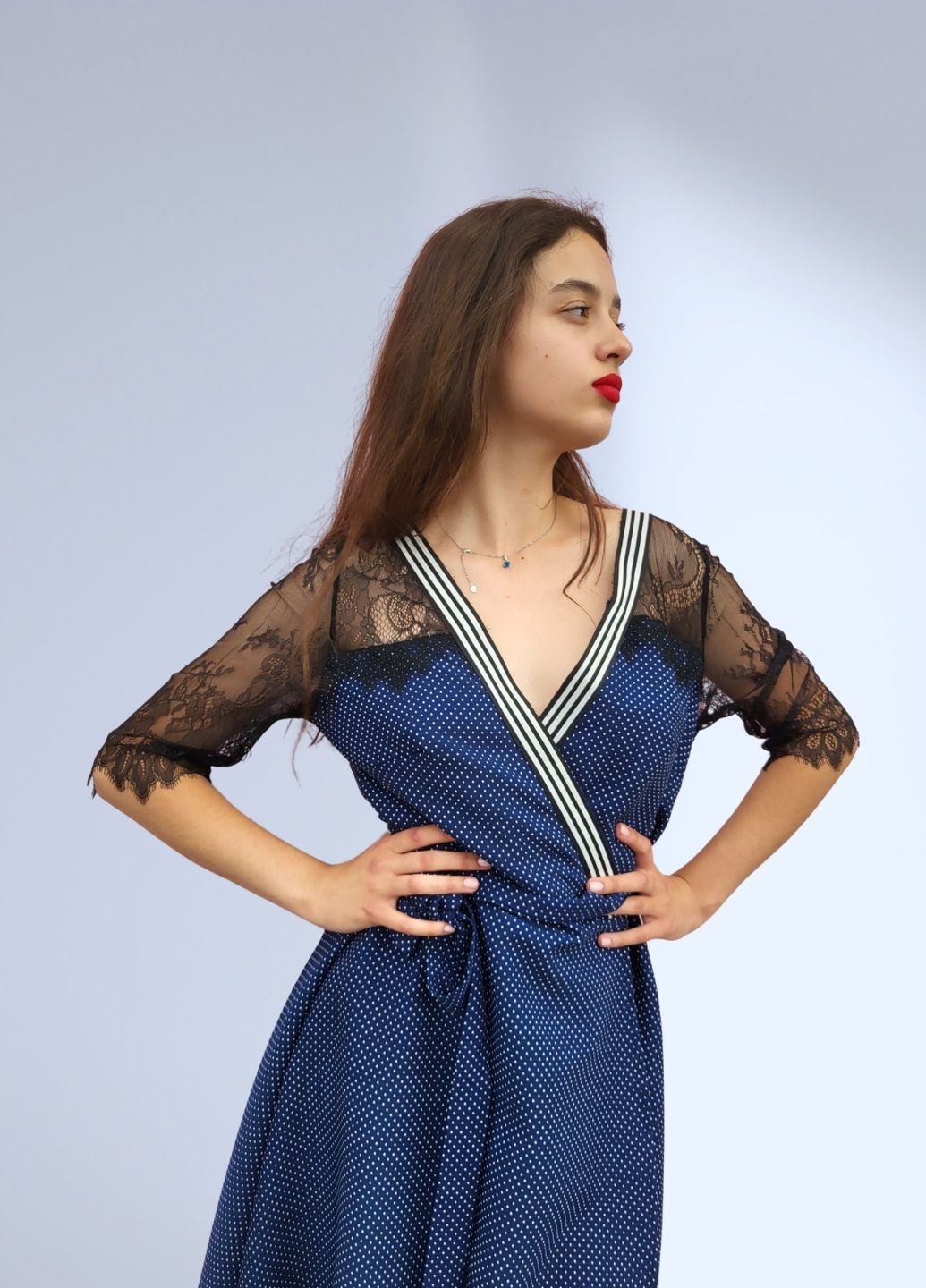 Синее праздничный женское платье с кружевными рукавами на запах в мелкий горошек на запах G&N в горошек