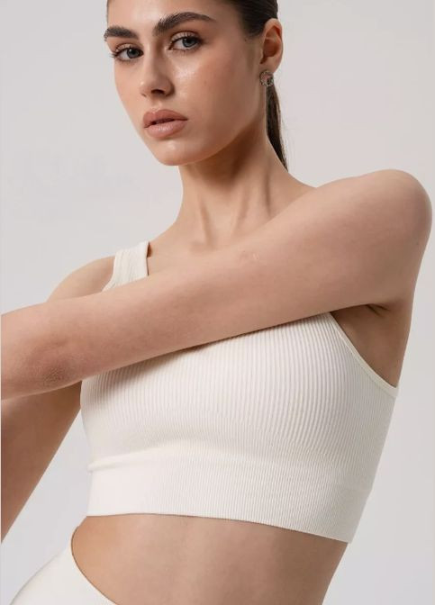 Спортивний комплект в рубчик шорти і топ для фітнесу та йоги молочний No Brand (329889548)