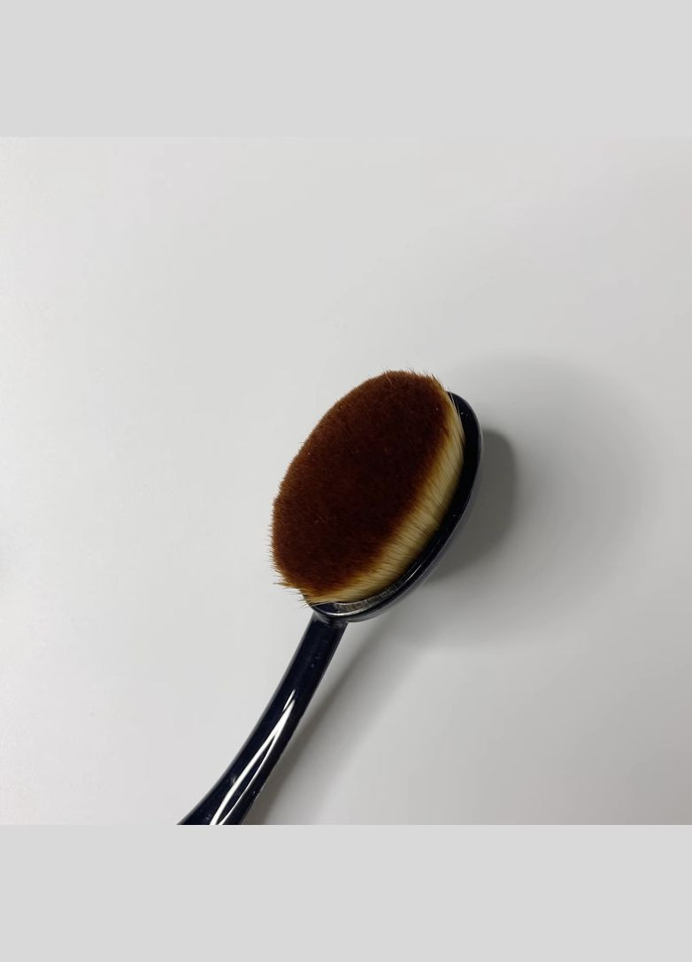 Овальна щіточка для тонального засобу з захисним ковпачком No Brand (307252357)