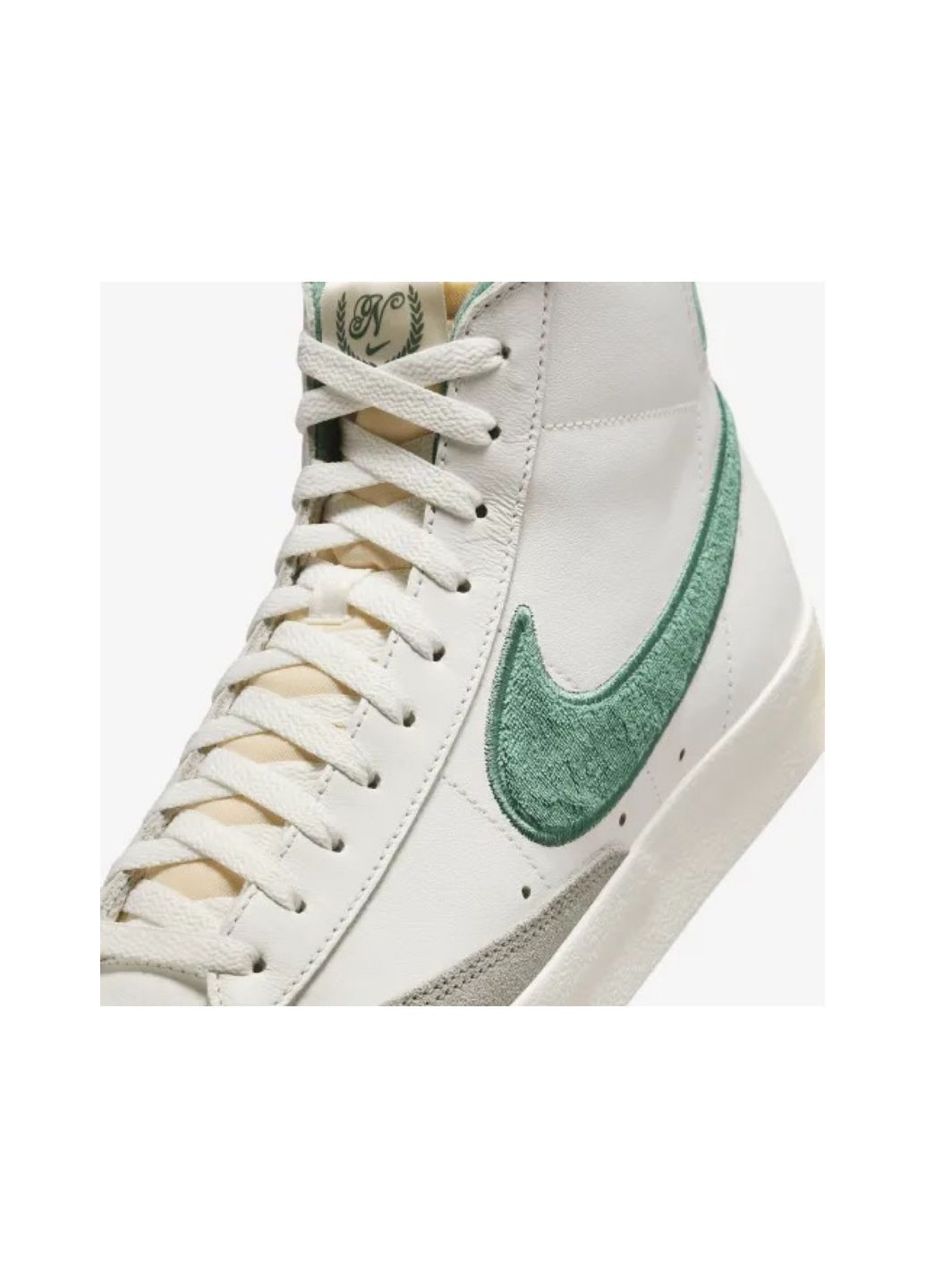 Белые демисезонные кроссовки Nike