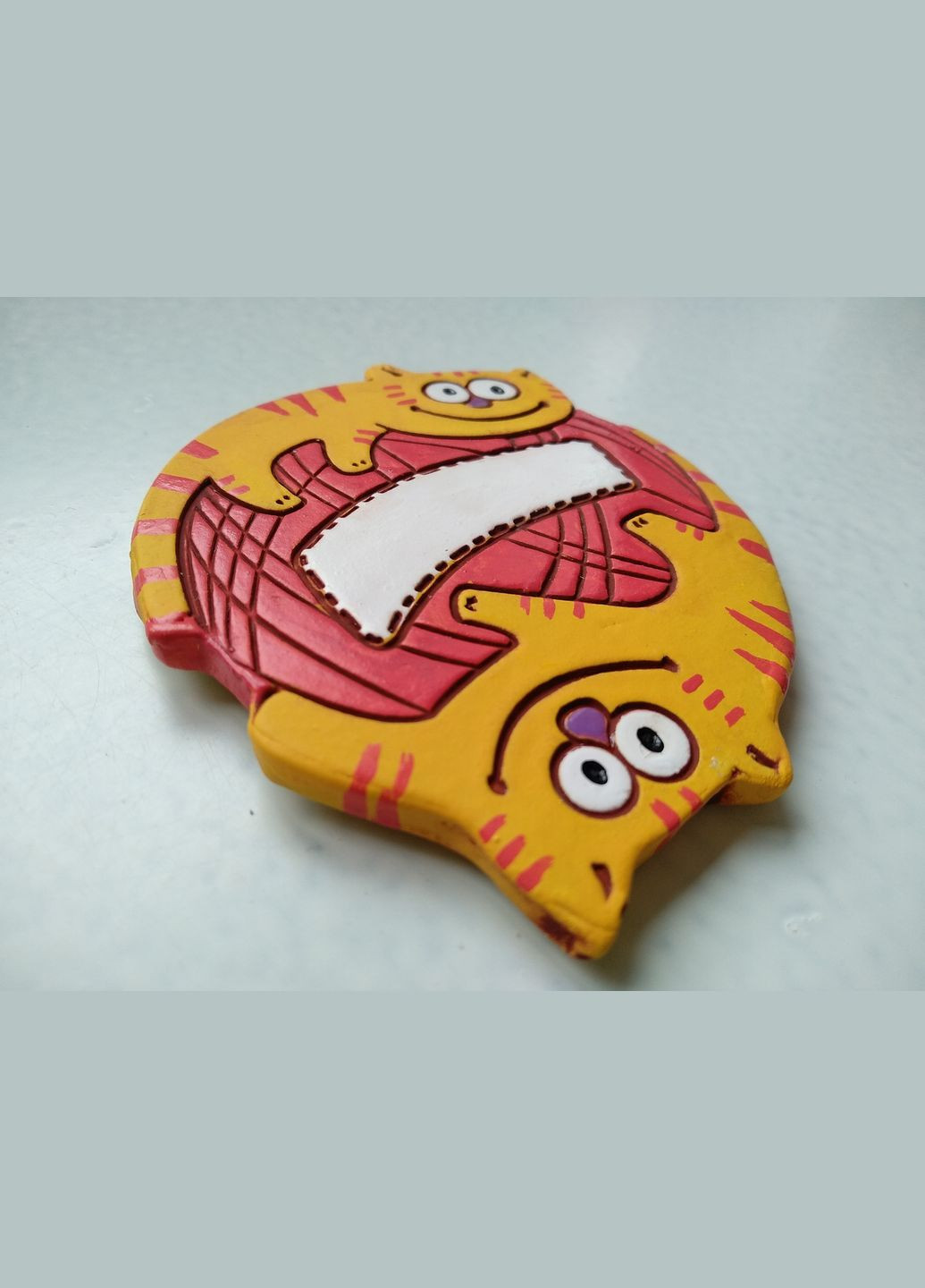 Персонализированный керамический магнит «Играющие котята» (красный клубочек) Коти&Ангели (301532991)