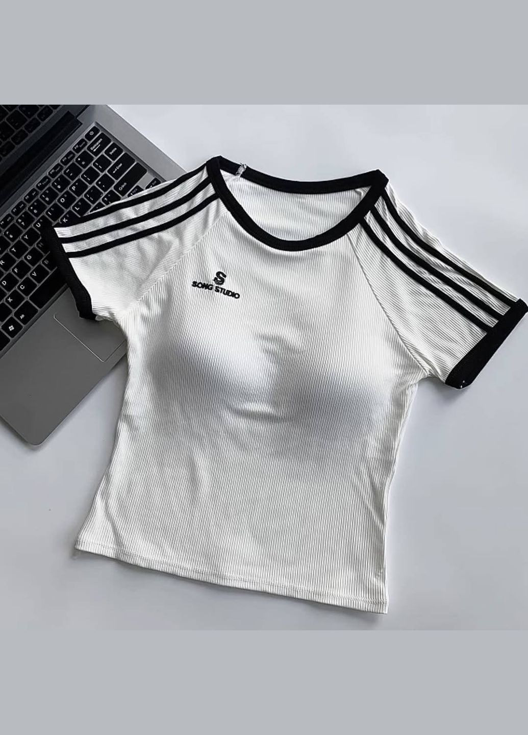 Базова вкорочена футболка з чашками та лампасами Adelante - (328916760)