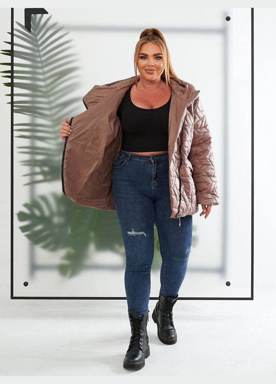 Темно-бежевая демисезонная куртка женская батал демисезонная мокко стеганая с синтепоном на косую молнию и капюшоном косуха Viki Куртка