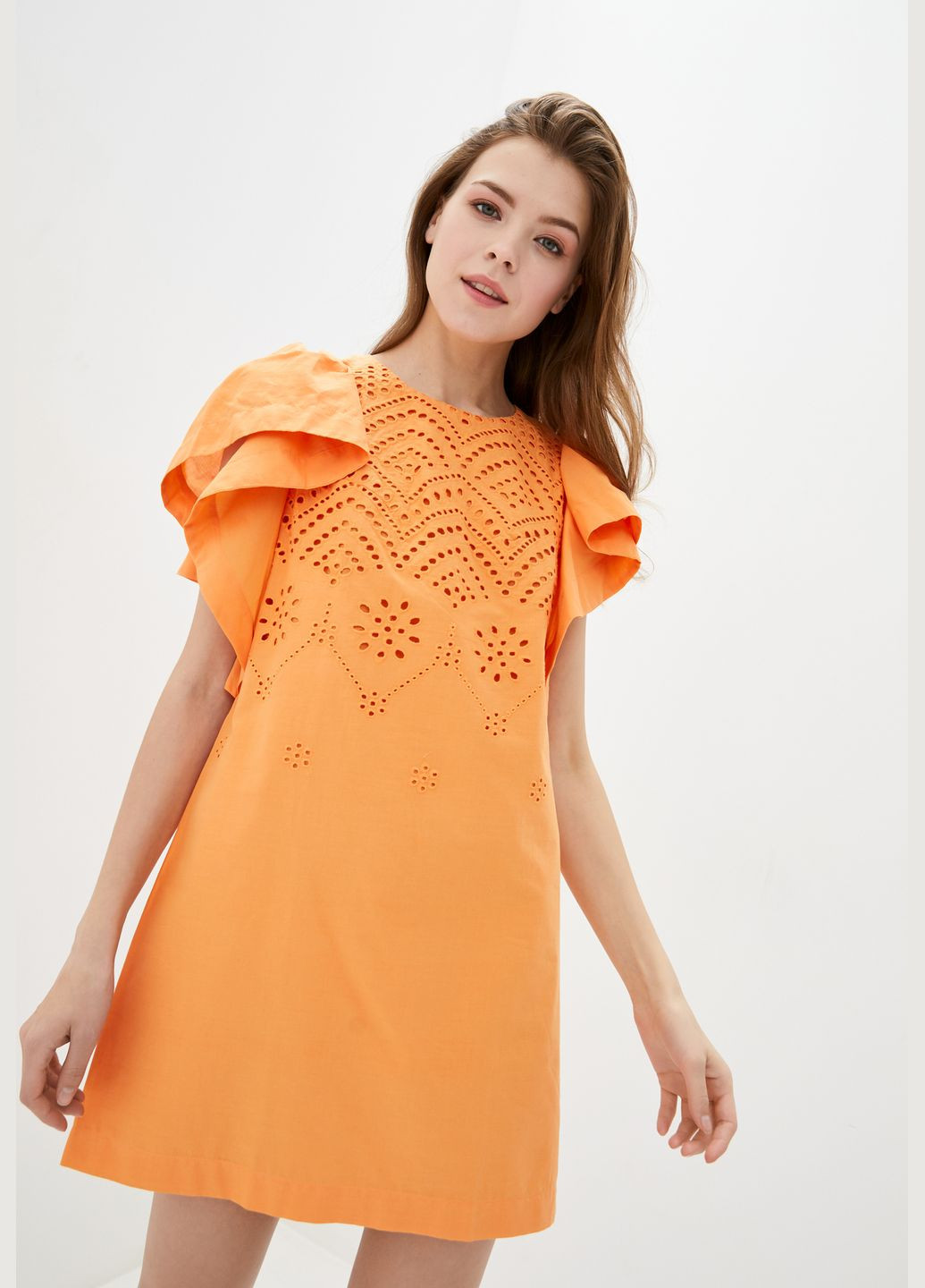 Оранжевое кэжуал короткое платье из прошвы оранжевого цвета. ORA однотонное