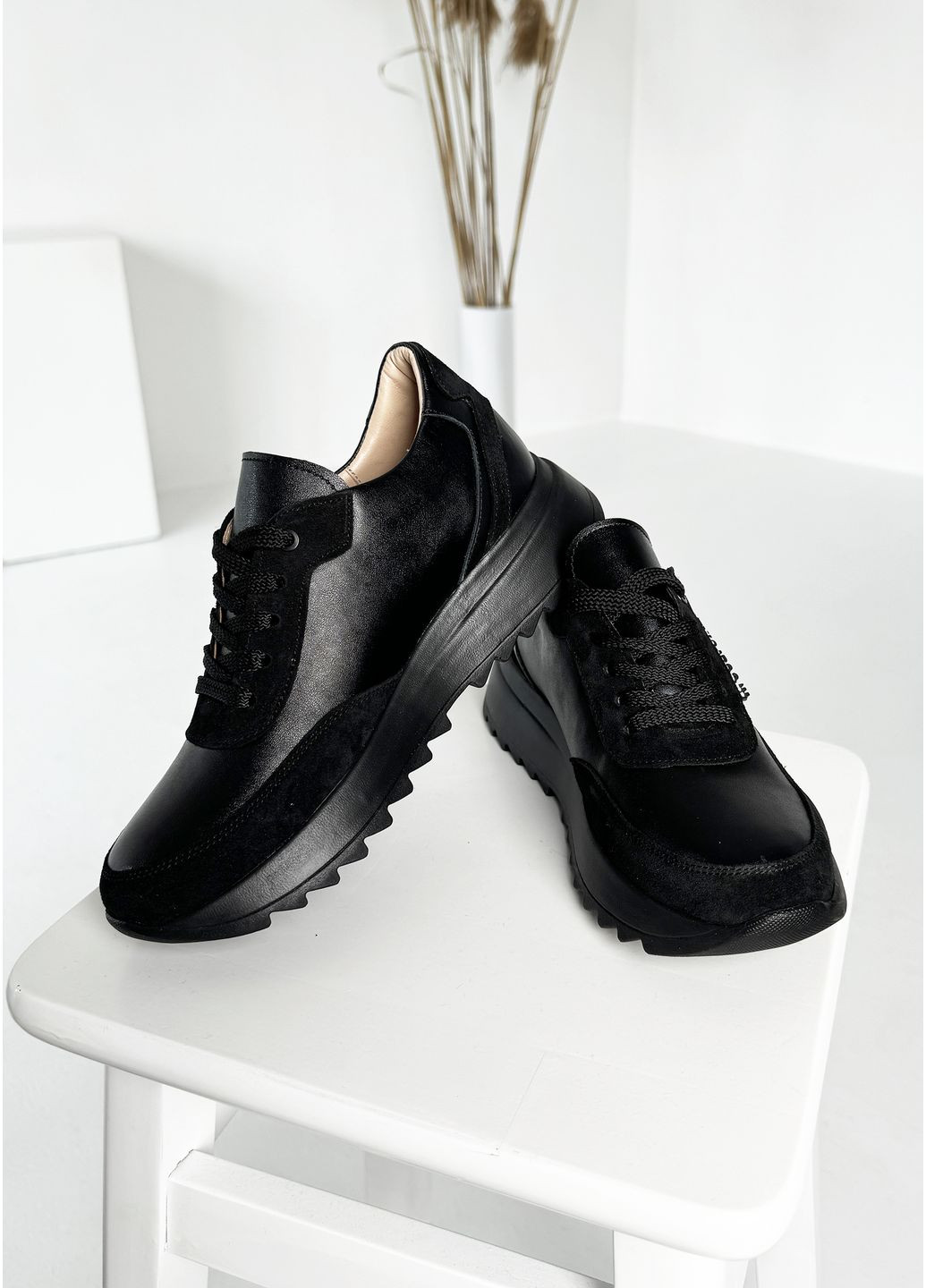 Черные демисезонные кроссовки со стильными замшевыми вставками INNOE Кросівки чёрные демисезоны (353685308)