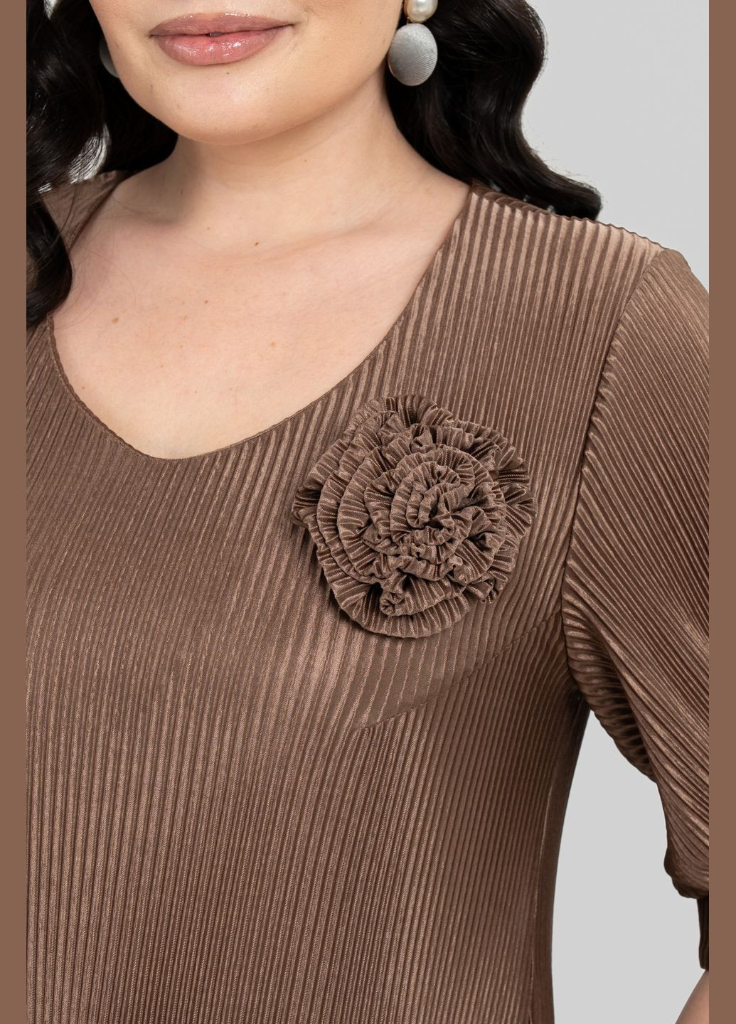 Коричневое платье трапецевидного силуэта из гофре трикотажа с декоративным цветком all posa (ap102433p) A'll Posa