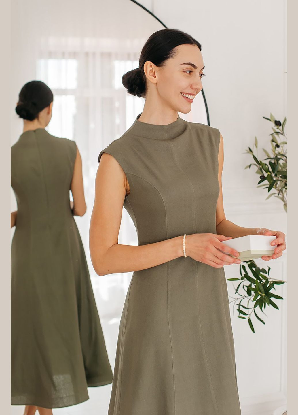 Оливкова (хакі) сукня з льону з високим коміром і приталеним кроєм olive Lana Bryk однотонна